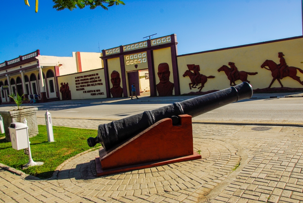 7 Mural histórico en calle Los Maceo y Escuela de Economía