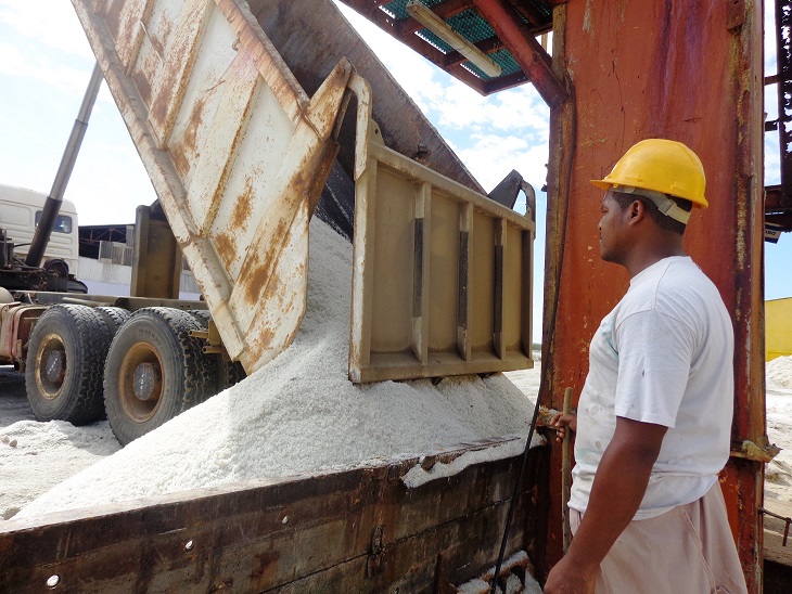 Tres de cada cinco cubanos consume la sal que se produce en el territorio de Caimanera. | foto: Rodny Alcolea